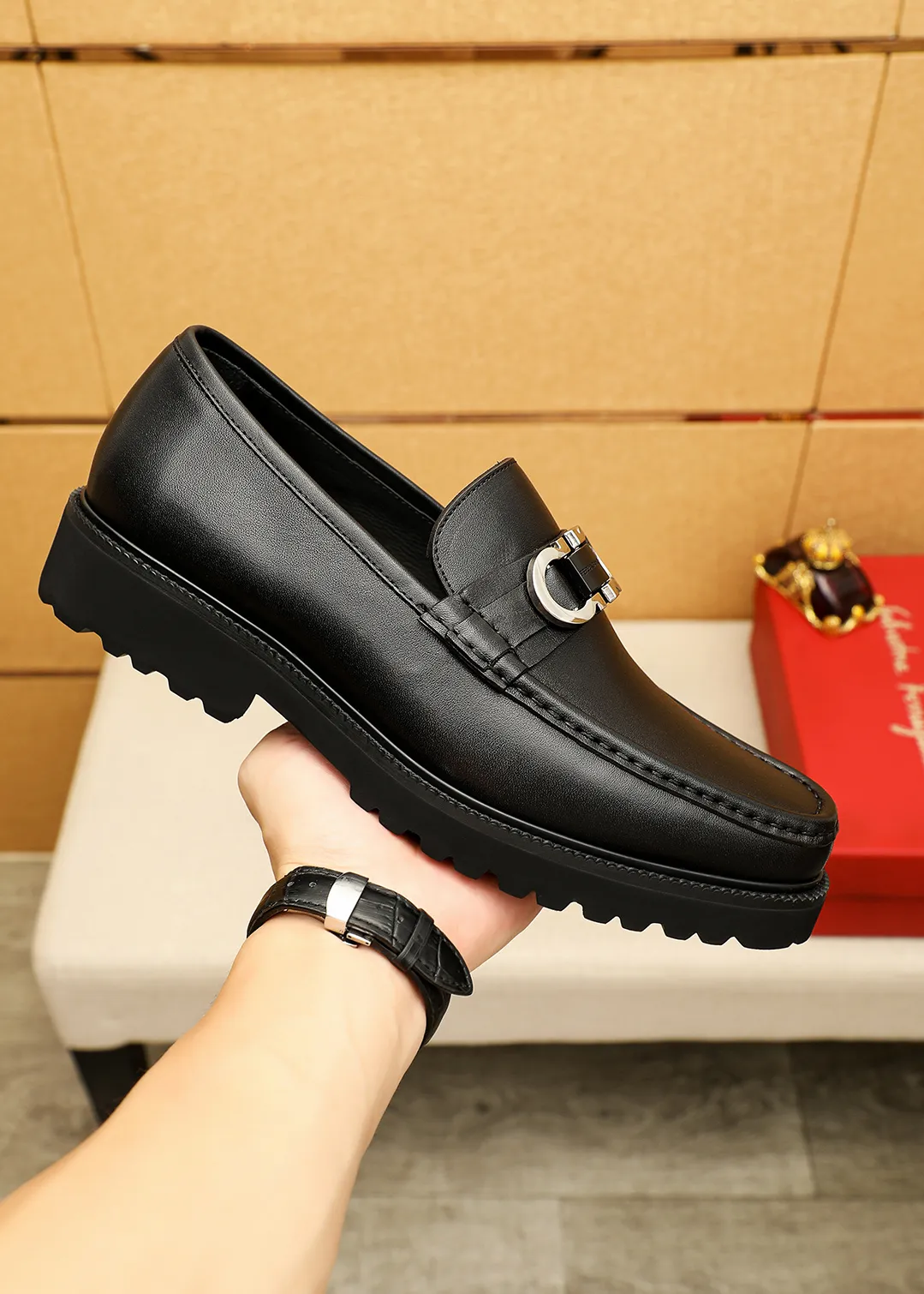Men's shoes 💰560 💐 Product trademark: Ferragamo "Ferragamo" casual leather shoes Regular size: 38-44 (45.46🉑️customized) Product materials: Selected imported first-layer calfskin upper + original hardware buckle, imported water-dyed cowhide leather lining. Strong three-dimensional visual effect, original outsole color: 1⃣️color optional